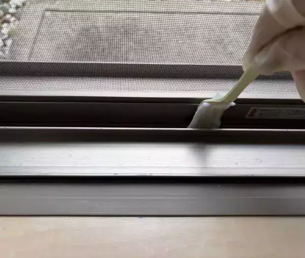 両面テープを貼ったコンビニフォーク　使い道に「爽快！」「早速試す」