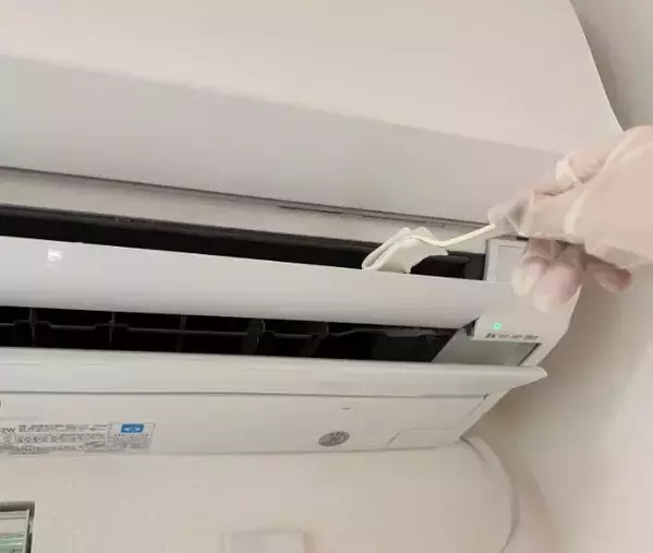 両面テープを貼ったコンビニフォーク　使い道に「爽快！」「早速試す」