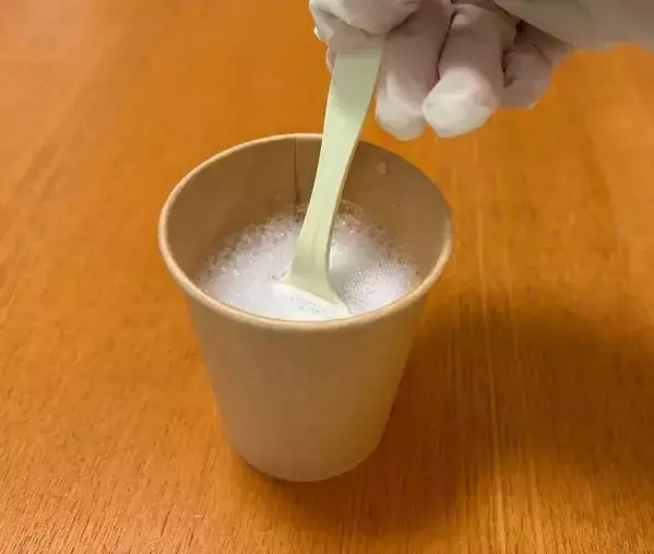 両面テープを貼ったコンビニフォーク　使い道に「爽快！」「早速試す」