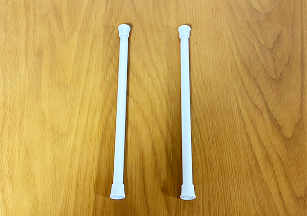 椅子の『裏側』につっぱり棒を設置　デッドスペースを生かすスマートな収納術とは