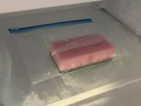 水を含ませて2時間待つだけ！　ジッパー袋で作る『スポンジ保冷剤』の作り方