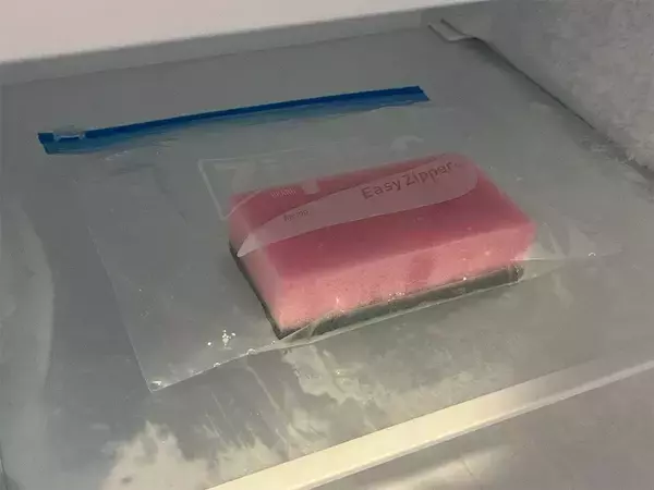 水を含ませて2時間待つだけ！　ジッパー袋で作る『スポンジ保冷剤』の作り方