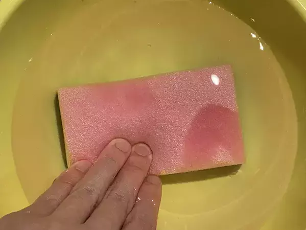 水を含ませて2時間待つだけ！　ジッパー袋で作る『スポンジ保冷剤』の作り方