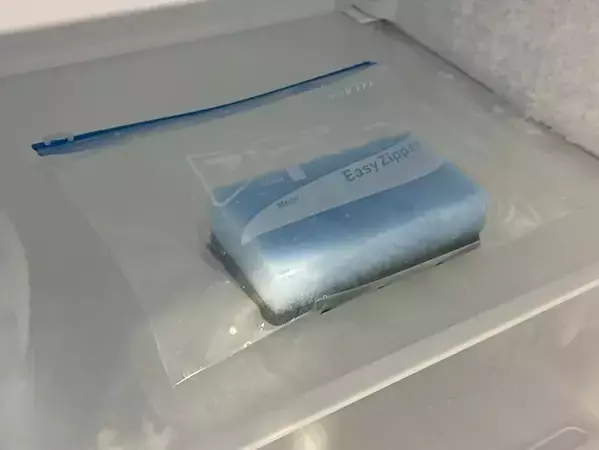 水を含ませて2時間待つだけ！　ジッパー袋で作る『スポンジ保冷剤』の作り方