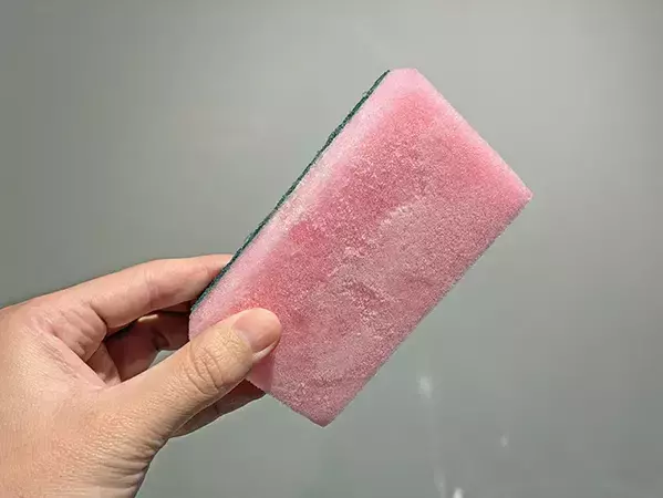 水を含ませて2時間待つだけ！　ジッパー袋で作る『スポンジ保冷剤』の作り方