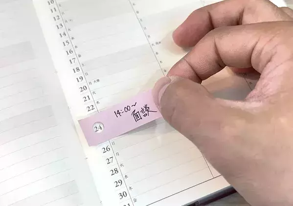 付箋は『穴を開けて』使うのが正解かも！ 　意外な使い方で「手帳がきれいに保てる」「快適！」