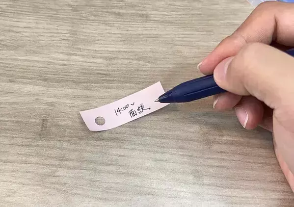 付箋は『穴を開けて』使うのが正解かも！ 　意外な使い方で「手帳がきれいに保てる」「快適！」