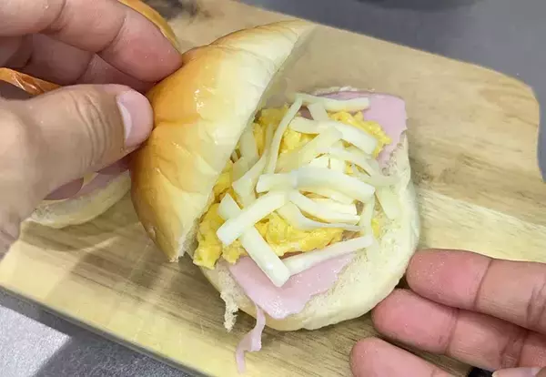 ロールパン、潰して焼いて！　カフェ風になる食べ方が最高だった