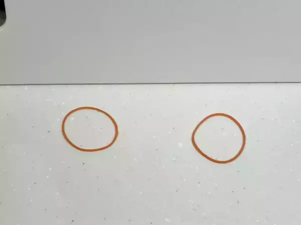 家にある『輪ゴム』だけでキッチンのストレスが激減！　3つの活用法に「もっと早く知りたかった」