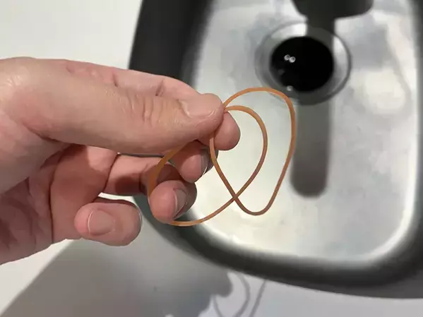 家にある『輪ゴム』だけでキッチンのストレスが激減！　3つの活用法に「もっと早く知りたかった」