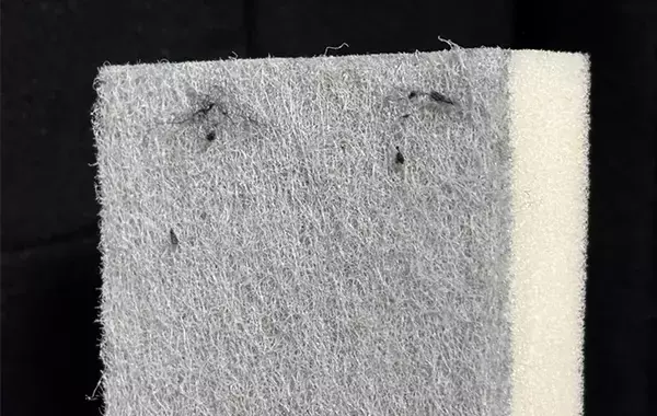 こするだけで取れる！　スポンジ・輪ゴムを使った、上着の毛玉・ほこり取り