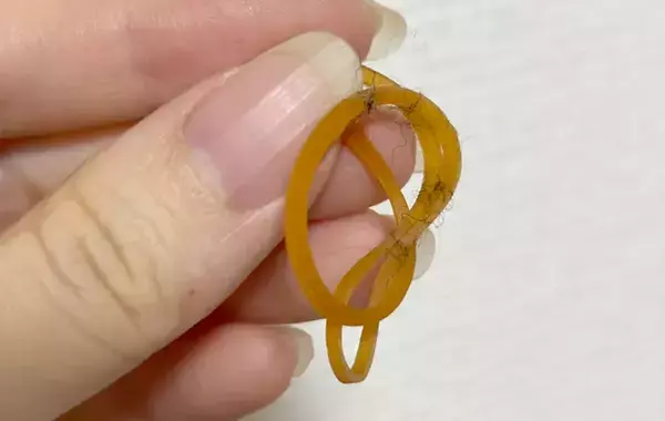 こするだけで取れる！　スポンジ・輪ゴムを使った、上着の毛玉・ほこり取り