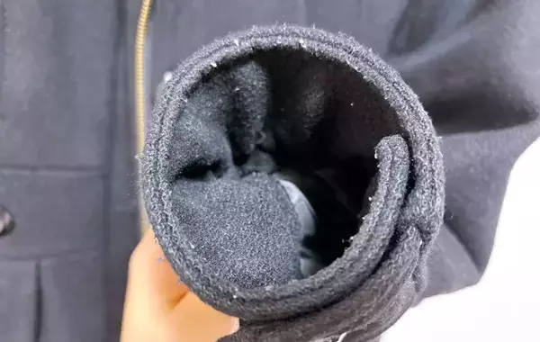 こするだけで取れる！　スポンジ・輪ゴムを使った、上着の毛玉・ほこり取り