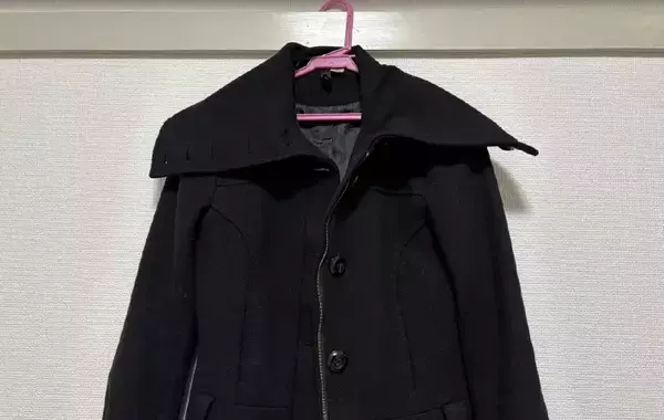 こするだけで取れる！　スポンジ・輪ゴムを使った、上着の毛玉・ほこり取り