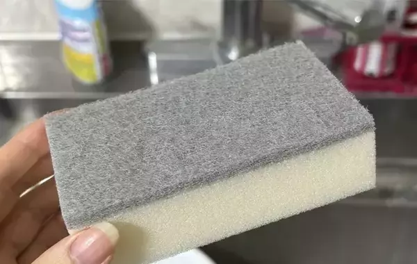 こするだけで取れる！　スポンジ・輪ゴムを使った、上着の毛玉・ほこり取り