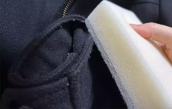 こするだけで取れる！　スポンジ・輪ゴムを使った、上着の毛玉・ほこり取り