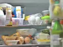 袋調味料が冷蔵庫で倒れる…　100均ケースで「プチストレスが消えた」【収納術4選】