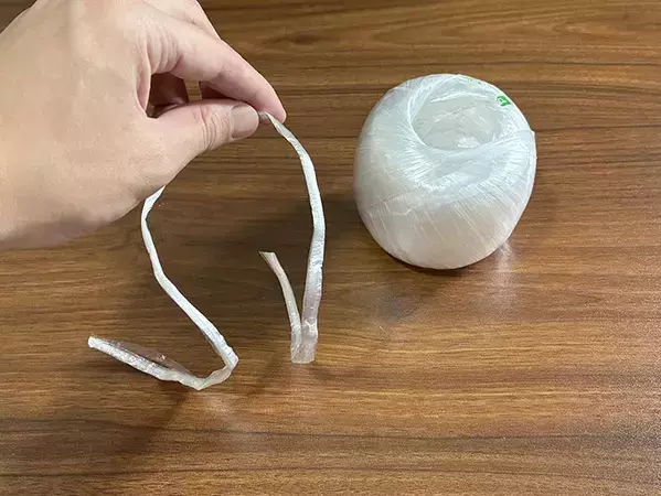 ビニール紐を30cm切り分けて…　蛇口に差し込む掃除活用法が意外と優秀