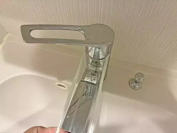 ビニール紐を30cm切り分けて…　蛇口に差し込む掃除活用法が意外と優秀