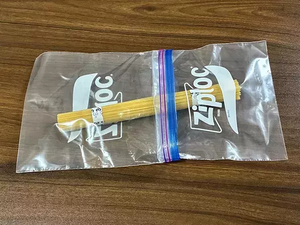 2枚のジッパー袋を『連結』　長い食材が保存できる簡単な裏ワザ