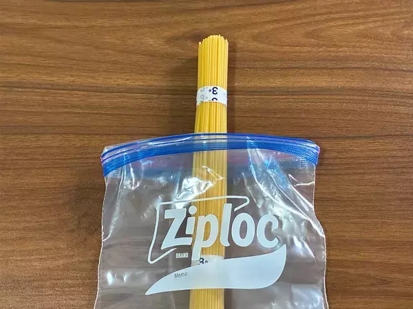 2枚のジッパー袋を『連結』　長い食材が保存できる簡単な裏ワザ
