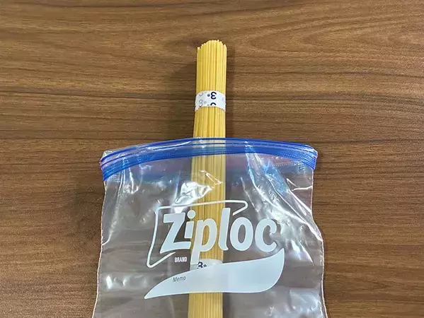 2枚のジッパー袋を『連結』　長い食材が保存できる簡単な裏ワザ