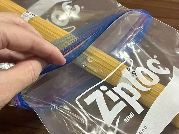 2枚のジッパー袋を『連結』　長い食材が保存できる簡単な裏ワザ