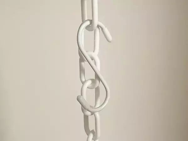 100均のプラスチックチェーン、S字フックと組み合わせて？　収納術に「これならすぐできる」