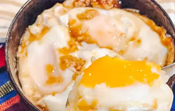 卵3個をフライパンへ！　『煮込み目玉』にしたらご飯が止まらない