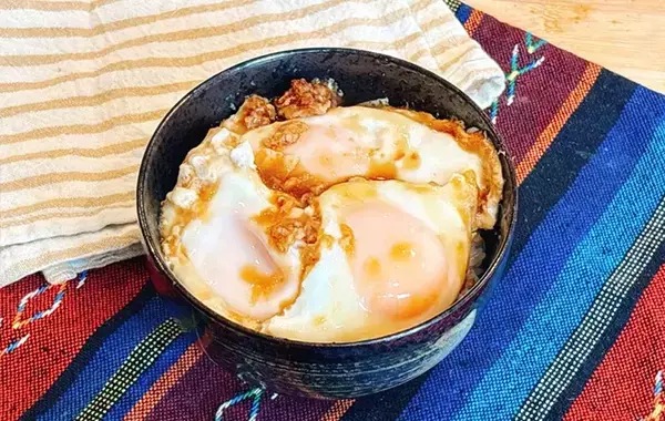 卵3個をフライパンへ！　『煮込み目玉』にしたらご飯が止まらない