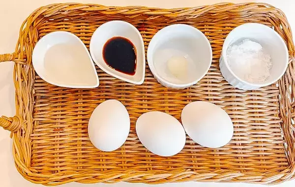 卵3個をフライパンへ！　『煮込み目玉』にしたらご飯が止まらない