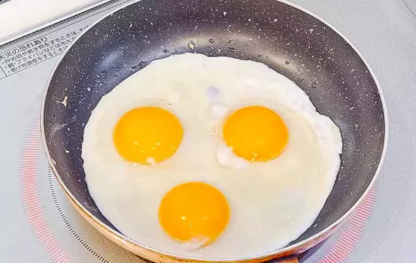 卵3個をフライパンへ！　『煮込み目玉』にしたらご飯が止まらない