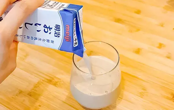 『200mlパック牛乳』にポーションをセット！　 洗い物ゼロの「ドリンク裏ワザ」やってみた