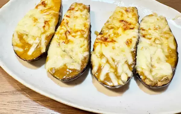 ナス嫌いの子供も食べた！　15分で完成『ナスの味噌チーズ焼き』がとろとろ絶品