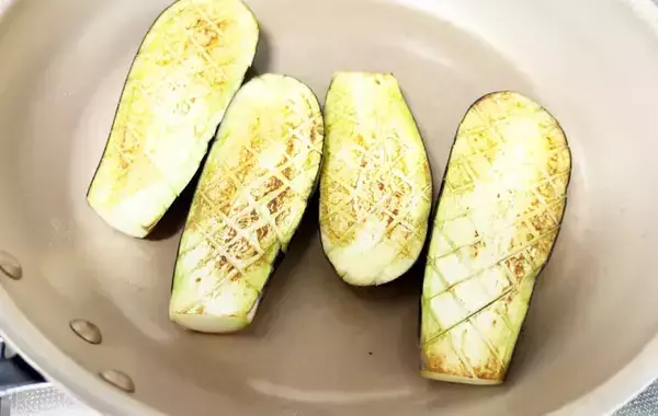 ナス嫌いの子供も食べた！　15分で完成『ナスの味噌チーズ焼き』がとろとろ絶品