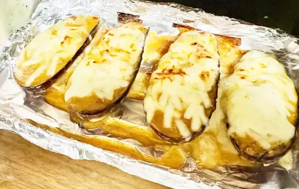 ナス嫌いの子供も食べた！　15分で完成『ナスの味噌チーズ焼き』がとろとろ絶品