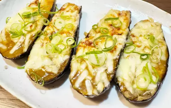 ナス嫌いの子供も食べた！　15分で完成『ナスの味噌チーズ焼き』がとろとろ絶品