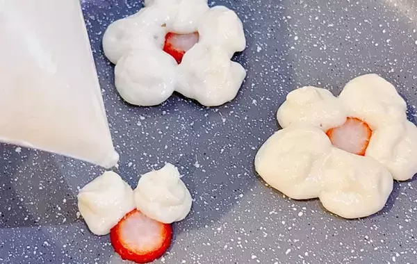 イチゴを並べて焼いたら…　完成したパンケーキに、5歳息子が「もったいなくて食べられない！」