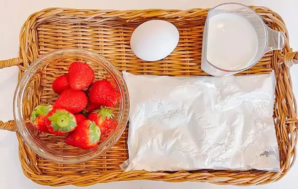 イチゴを並べて焼いたら…　完成したパンケーキに、5歳息子が「もったいなくて食べられない！」