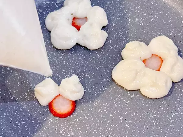 イチゴを並べて焼いたら…　完成したパンケーキに、5歳息子が「もったいなくて食べられない！」
