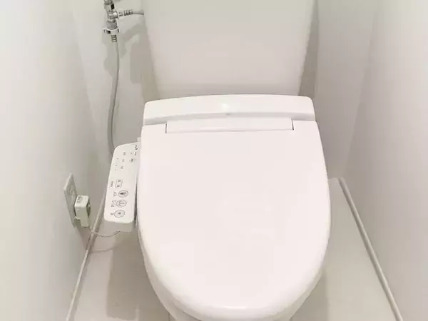 トイレ掃除で物をどかすの、もうやめた！　つっぱり棒で床スッキリ【水回りの裏技4選】