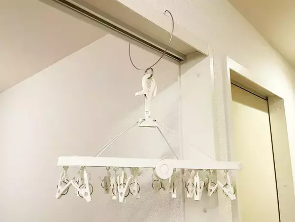 100均で見つけた『かもいハンガー』に感動　一瞬で部屋干しスペースを拡張できる優れもの