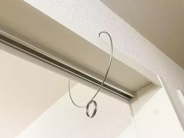 100均で見つけた『かもいハンガー』に感動　一瞬で部屋干しスペースを拡張できる優れもの