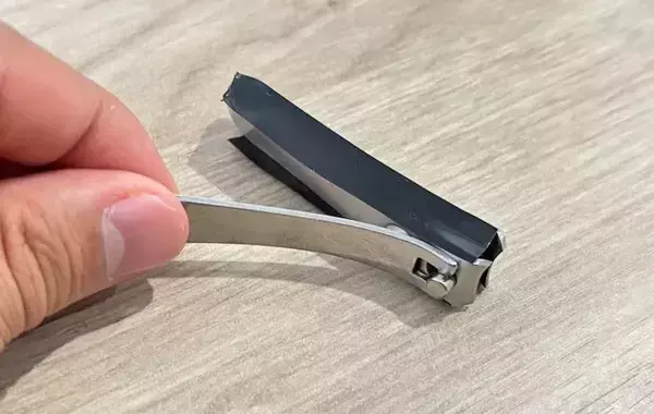 爪切りの「両サイド」にテープを貼ると？　飛び散り防止になる裏技を試した