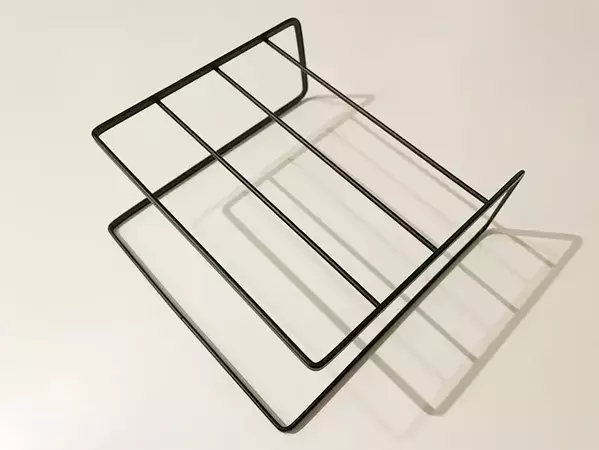 100均のお皿用ラック、食器棚で使わず？　収納術に「何個も欲しくなる」