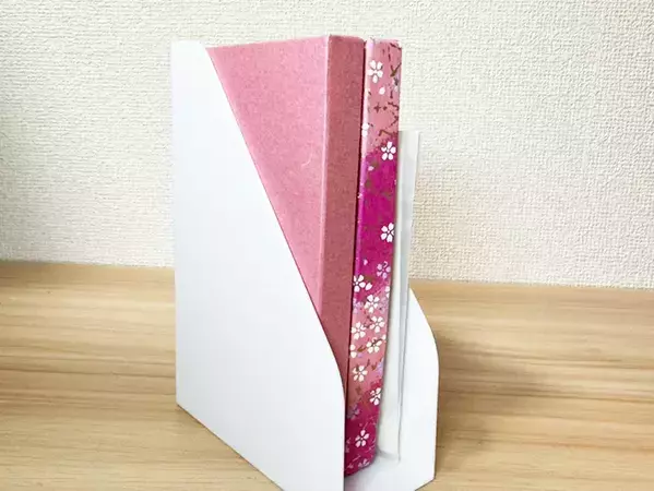 ダイソーの『シール売り場』で見つけたスタンドが便利すぎ！　家の中でできる７つの使い道