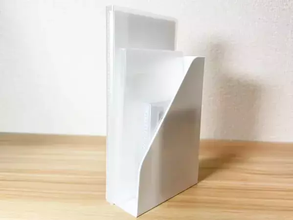 ダイソーの『シール売り場』で見つけたスタンドが便利すぎ！　家の中でできる７つの使い道