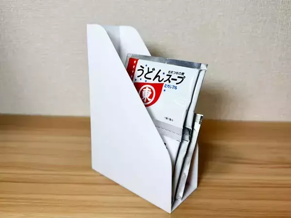 ダイソーの『シール売り場』で見つけたスタンドが便利すぎ！　家の中でできる７つの使い道