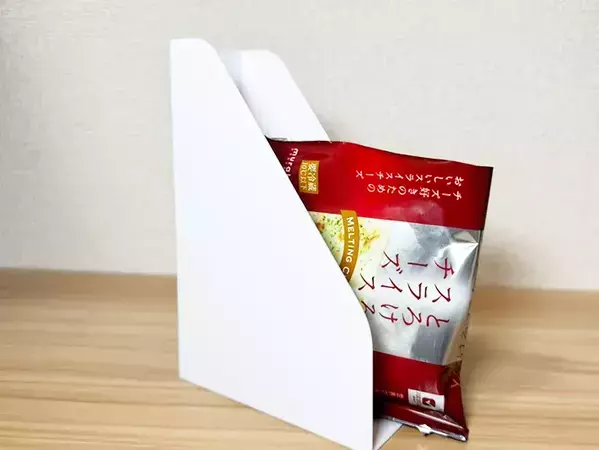 ダイソーの『シール売り場』で見つけたスタンドが便利すぎ！　家の中でできる７つの使い道