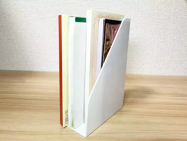 ダイソーの『シール売り場』で見つけたスタンドが便利すぎ！　家の中でできる７つの使い道